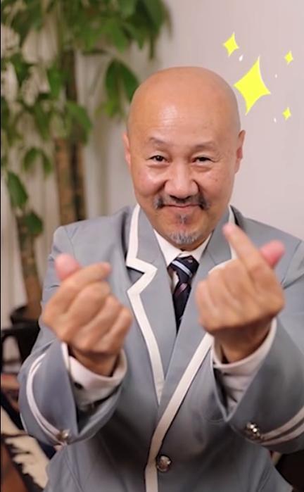 60岁腾格尔大跳女团舞,表情到位画风可爱,颠覆草原汉子形象