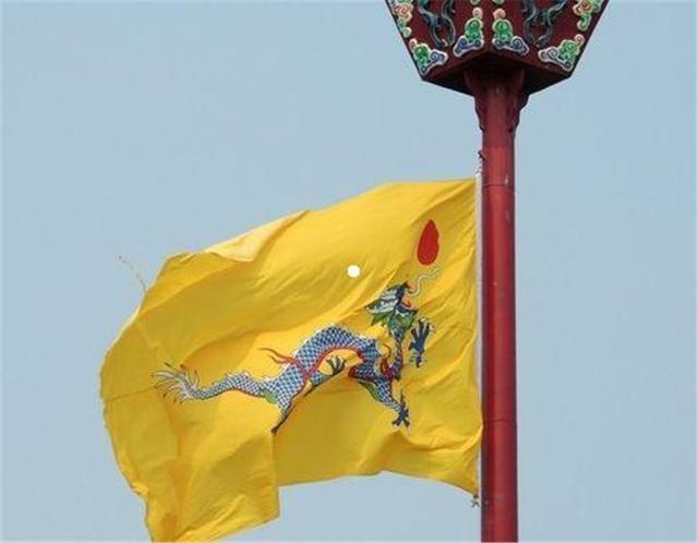 种方案,慈禧在八卦,虎豹等方案中选中了这幅黄底蓝龙戏珠图为清朝国旗