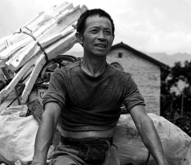 京城破烂王乔保峰,靠1把铁锹挖出千万家产,最后因铁锹毁掉前程