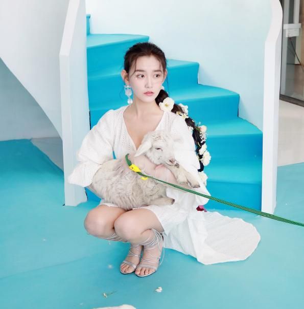 娱乐圈老戏骨蒋依依穿连衣裙如仙女下凡亮点却在马尾上