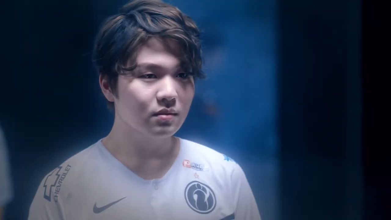 lpl夏季赛宣传片里的一些细节,jkl正面迎上rookie,这坏笑绝了