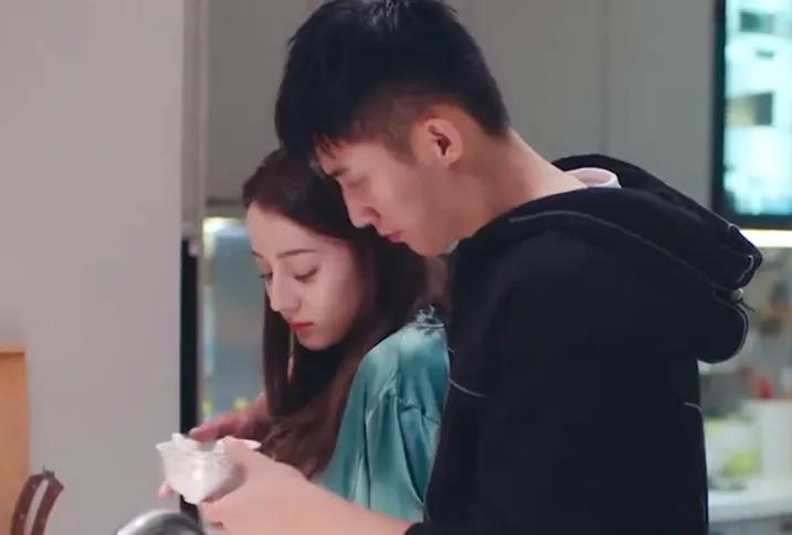幸福触手可及:热巴撒娇不吃药,黄景瑜宠溺一把抱住,这幕太甜了