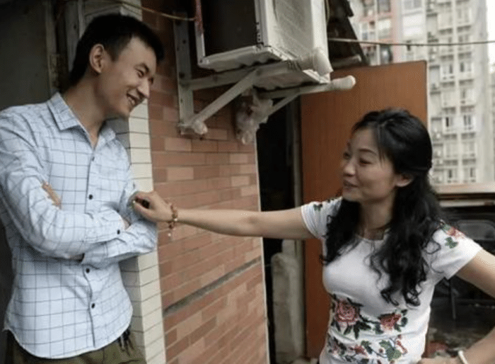 一位是46岁的中国大妈,一位是23岁的年轻小伙子,因为共同爱好而走到了