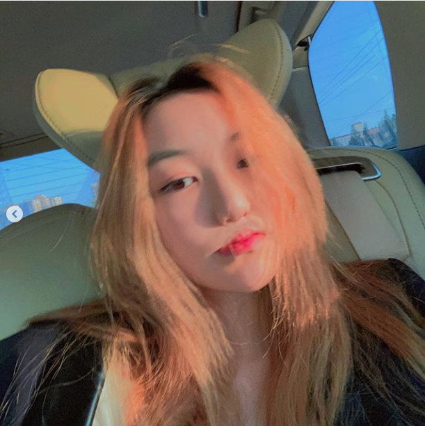 其实生日后李嫣跟着爸爸李亚鹏做公益时也曾露过正脸,当时她穿着t恤