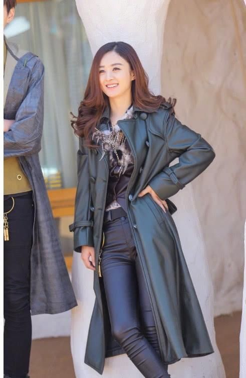 赵丽颖尴尬了,这么紧的皮裤也要穿进去,165硬是穿成了156