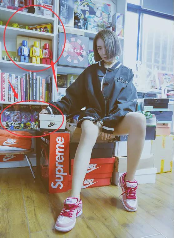 乃万在家中自拍,不料暴露家庭环境,看清后,我承认我羡慕了