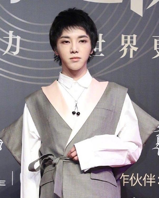 有种"毁容"叫华晨宇离开精修,痘坑明显眼袋重,这还是男神?