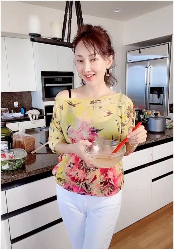 小品演员牛莉罕晒近况47岁颜值显嫩