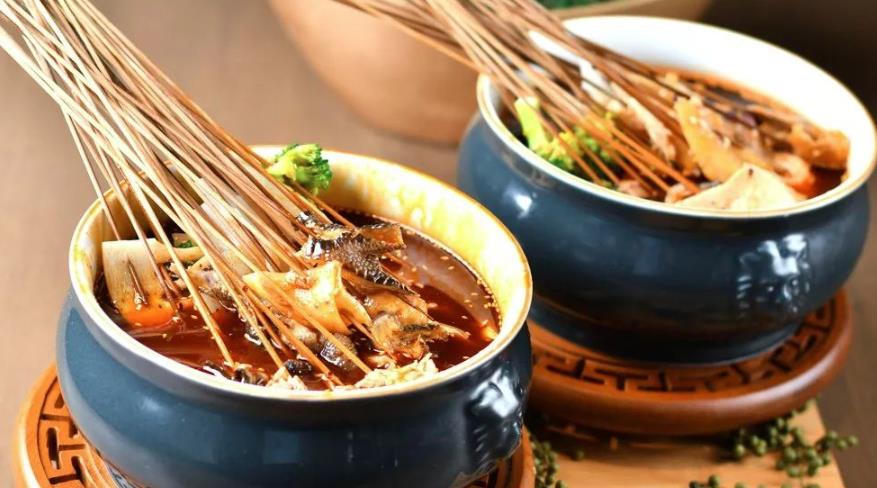 夏季地摊上的爆款乐山钵钵鸡，红油这样炼制，肯定