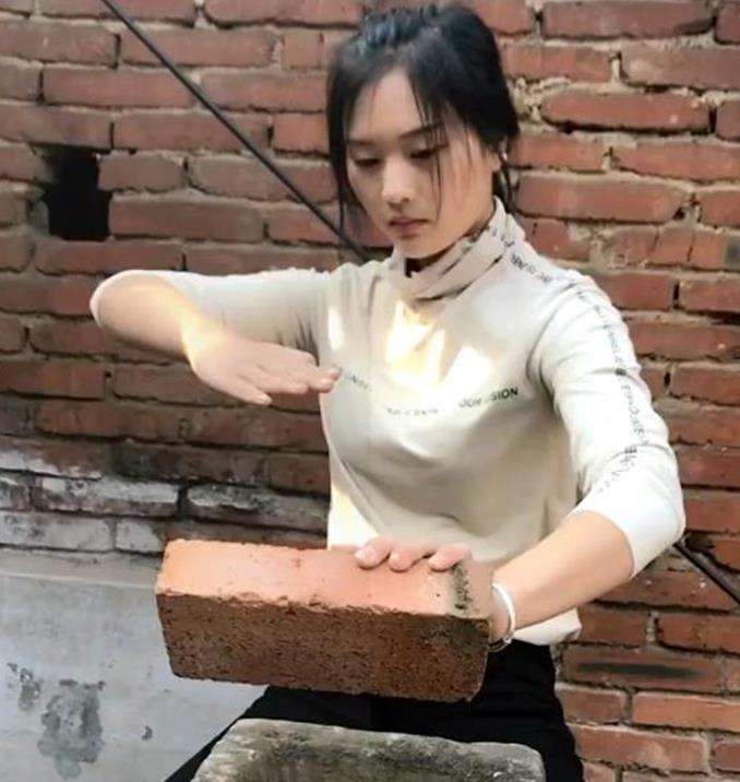 人民日报报道物理老师单掌劈砖:揭穿假大师真面目,应从课堂开始