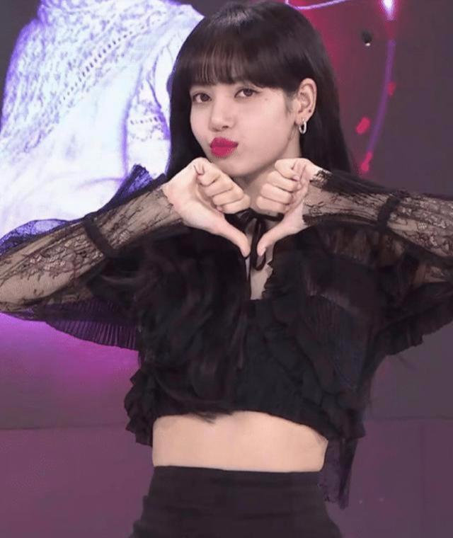 都说lisa腿长,看清她坐高脚椅的状态,我宁愿腿短