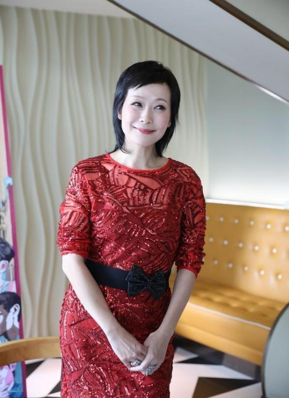 57岁叶童携老公亮相穿黑金色连衣裙虽有皱纹但身材依然在线