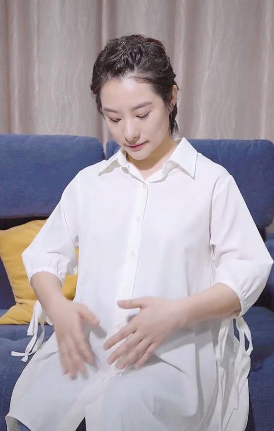 刘璇二胎孕态却不挂脸,看着像是80斤,但这双手真挺"肉头"