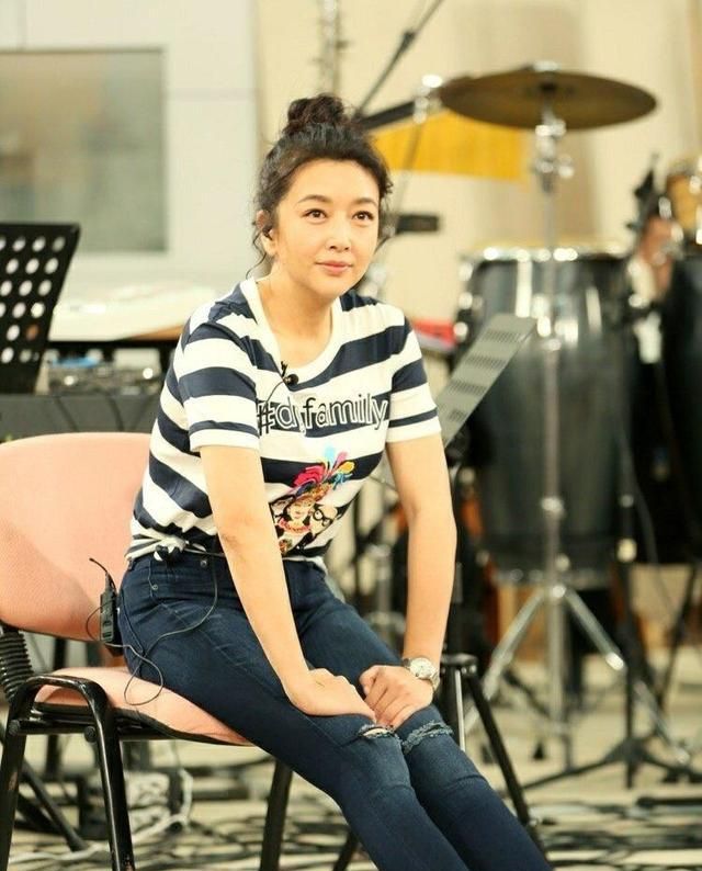 江珊和小20岁江疏影同框似姐妹,白衬衫配马尾辫减龄不像52岁