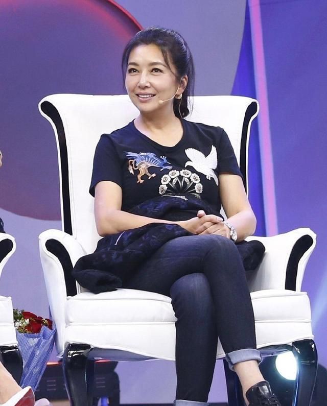 江珊和小20岁江疏影同框似姐妹,白衬衫配马尾辫减龄不像52岁