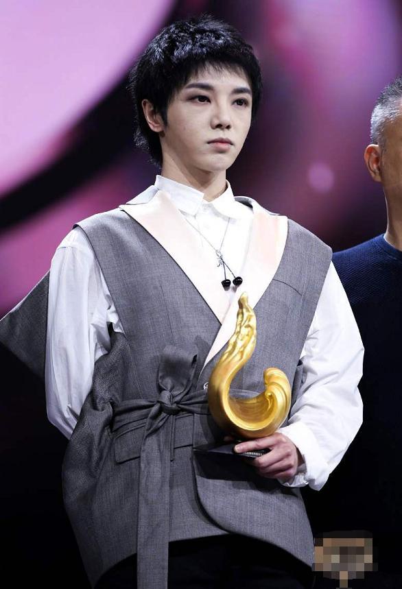 有种"毁容"叫华晨宇离开精修,痘坑明显眼袋重,这还是男神?