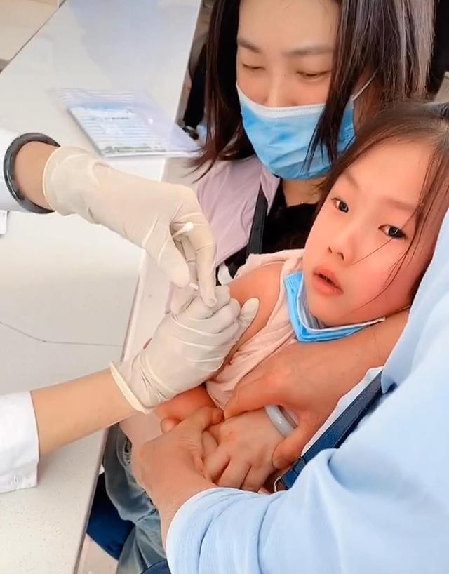 女儿打针前哭天喊地,针头扎进肉里那一刻女儿瞬间安静,妈妈笑翻
