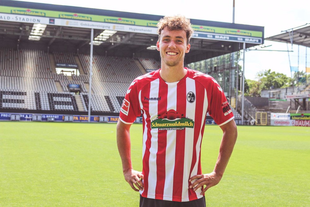 弗赖堡发布限量版球衣