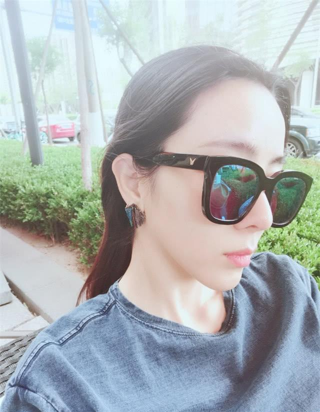 央视美女主持人李思思晒出行素颜照,微风中人美如画