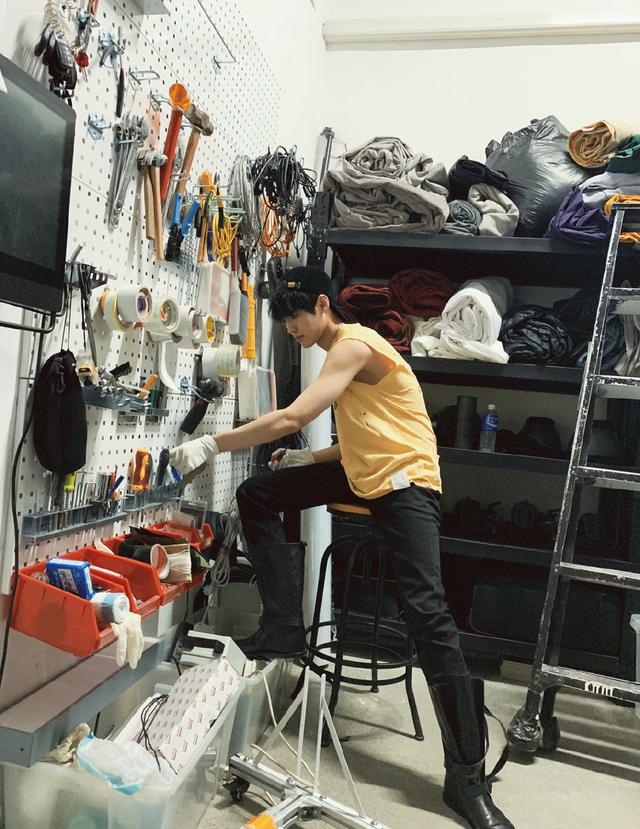 "第九王子"施展,穿黄色背心配雨靴,是王子下凡还是民工进城?