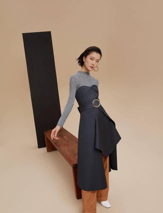 杜鹃真是超模身材穿背心搭高腰阔腿裤走机场