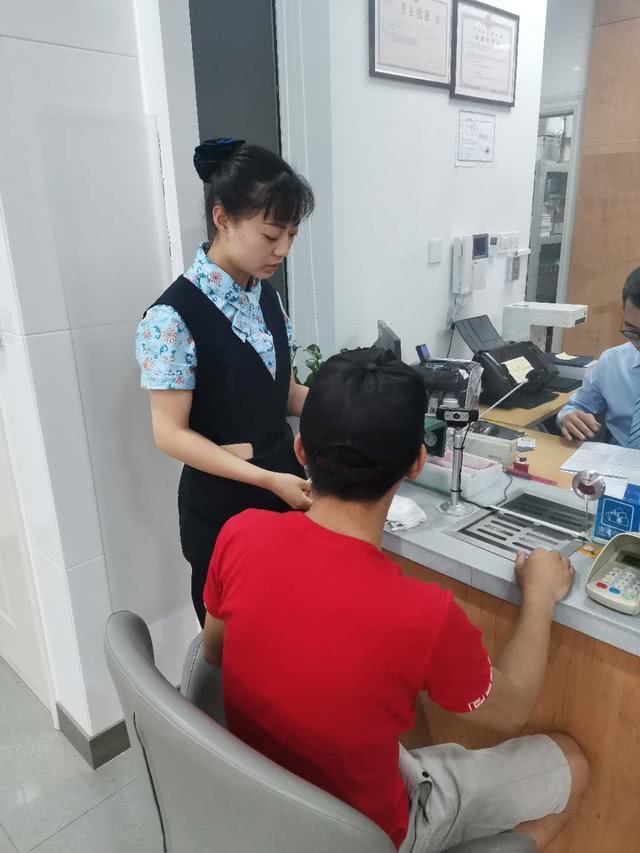 精心服务每一位客户民生银行徐州鼓楼支行大堂经理张宝腾