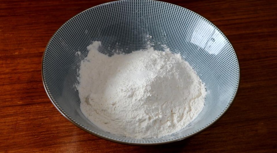 做法: 将100g面粉倒入碗中,加一点盐,搅拌均匀.