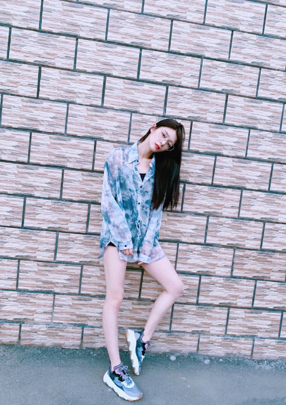 95小花傅菁街拍,西装配短裤明显"女团风","酒杯腿"我是真爱