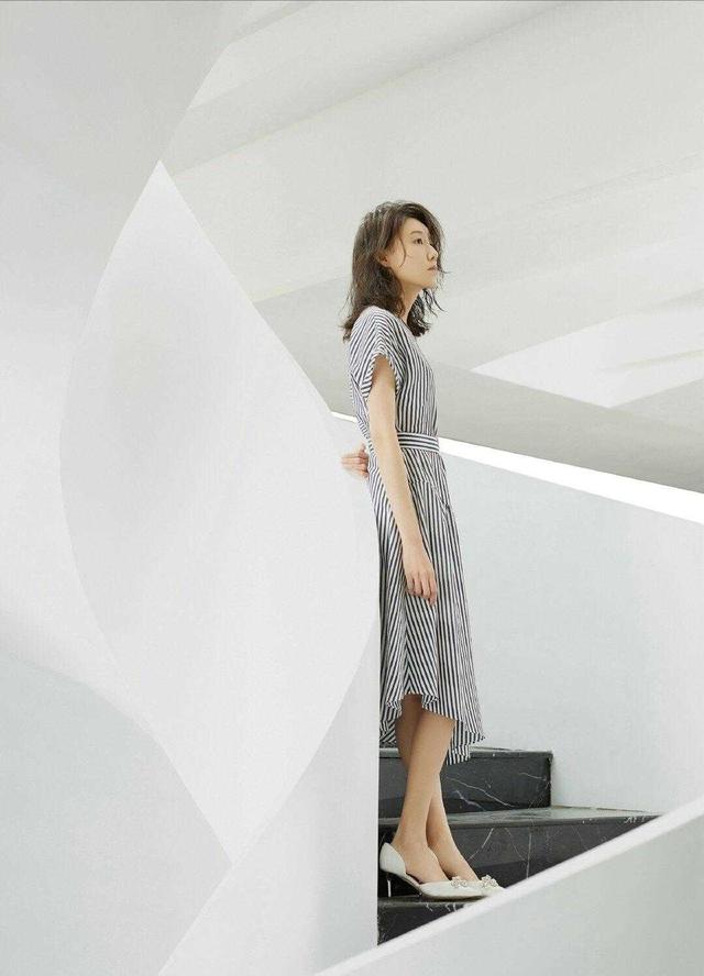 高露真气质到骨子里!简单穿黑色连衣裙就精致时髦,蓬松发型更美