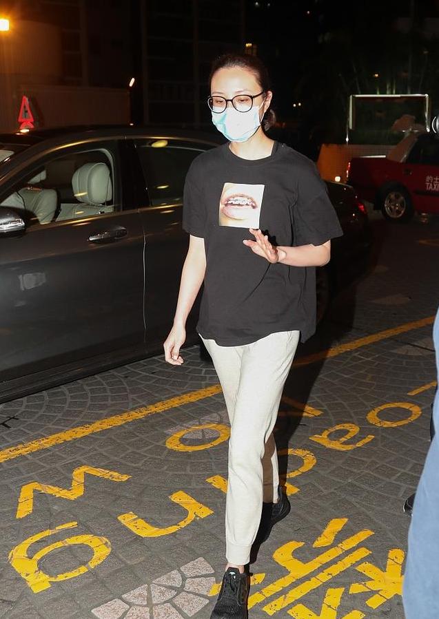 何超云真的瘦了!一条小黑裤配两件上衣显高挑,恢复单身后又变美