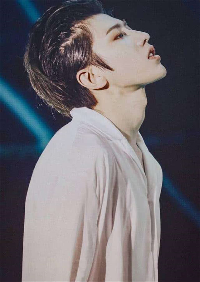 肖战的喉结王一博的喉结看到易烊千玺难怪是个孩子