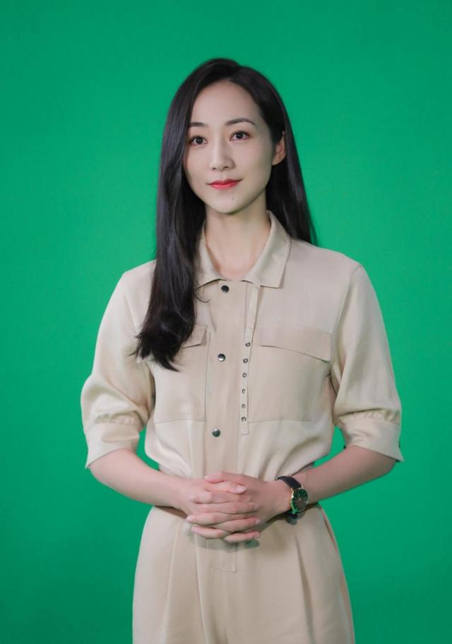 37岁韩雪太调皮了,"不好好穿衣"随性自拍,女人味十足