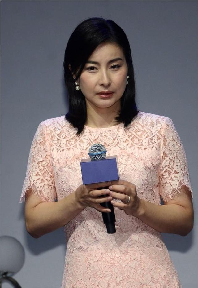 郭晶晶换新发型剪掉多年长发换波波头清新减龄不失女人味