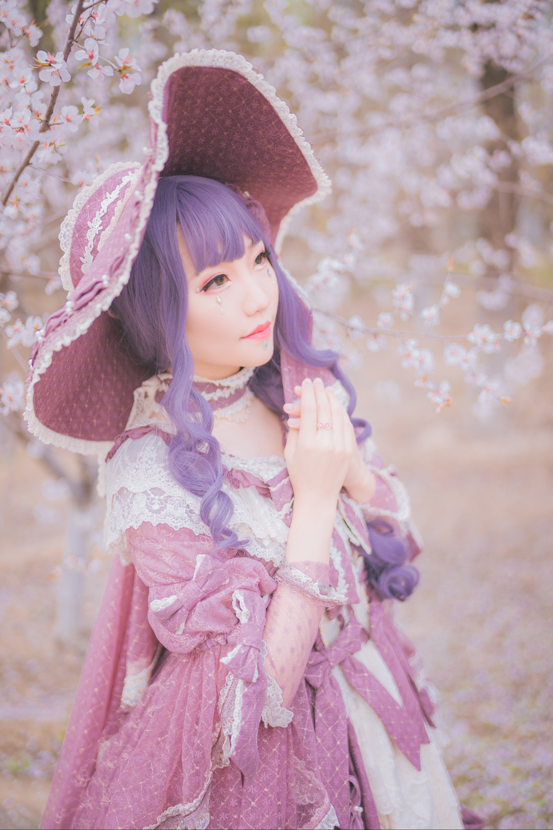 樱花大道上的甜美lo娘,蓬蓬蛋糕裙花雨中飞扬,仿若花中仙子