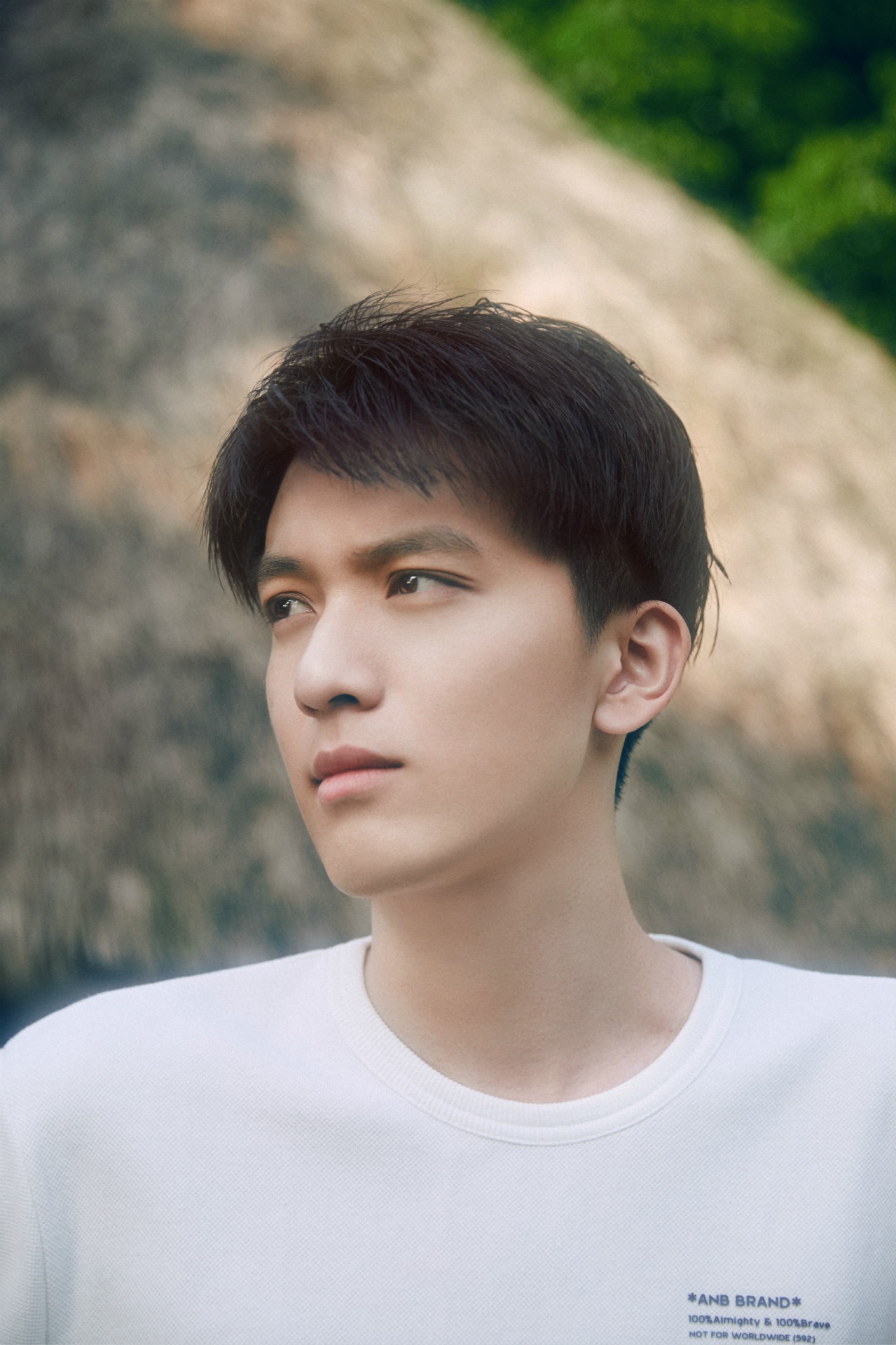 赵英博清爽夏日写真曝光少年脸尽展温柔侧颜杀