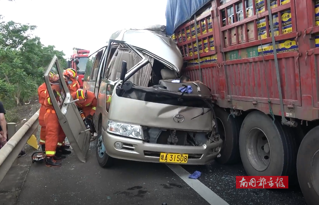 海南环岛高速一中巴车追尾大货车
