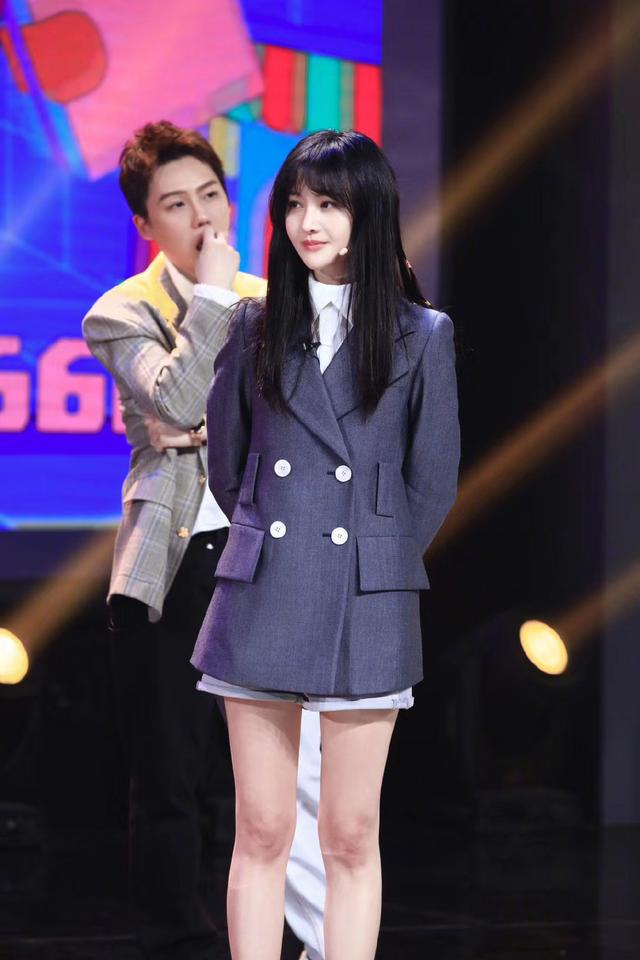 郑爽越来越高调穿2万4的西装大秀美腿配1万的鞋更吸睛了