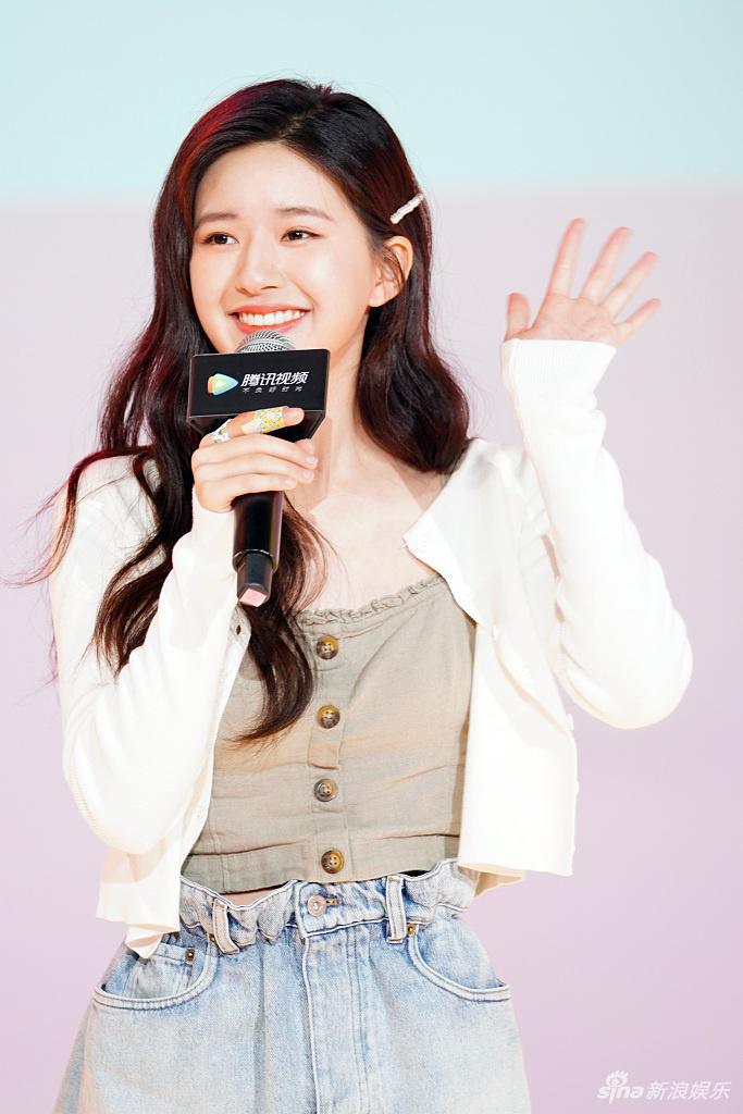 赵露思穿小短裙笑容甜美,与丁禹兮对视互动频发糖