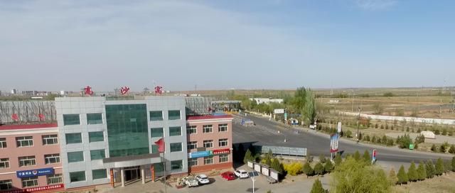 高沙窝镇紧抓宁夏"两区"建设历史机遇,立足交通区位优势,积极承接宁东