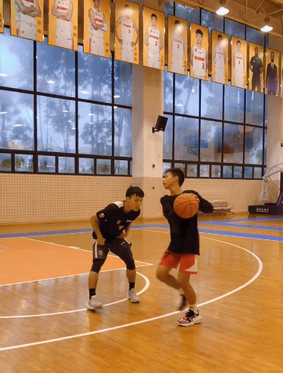 新星,篮下假动作出彩,杜锋亲自指导,动图|杜锋|独臂|徐杰_新浪新闻