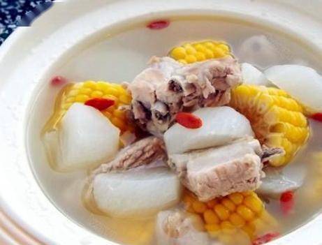 正文    骨头汤的做法:   备用食材:排骨300克,玉米1根,山药1根,葱姜