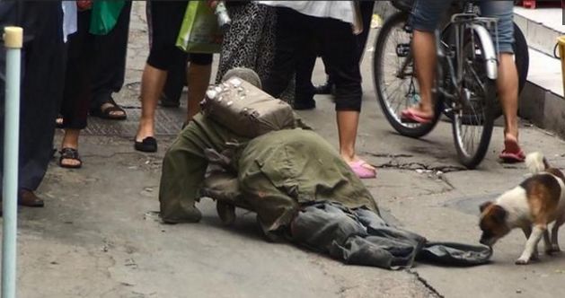 看到在路上爬行的乞讨者,是不是很心痛想伸出手帮他一把