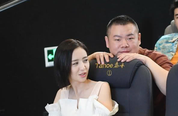 岳云鹏佟丽娅现身电影院,二人合照引争议,德云女孩:郑敏吃醋吗