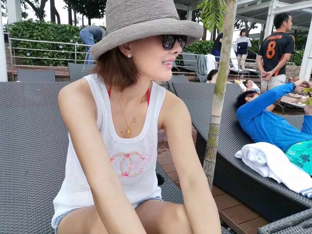 演员牛莉才是"不老女神",48岁身材紧致曼妙,马甲线让人羡慕