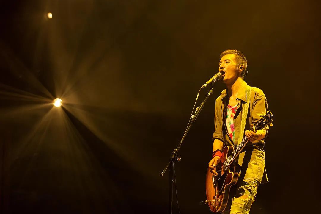 第一次看见朴树在综艺里笑得这么甜