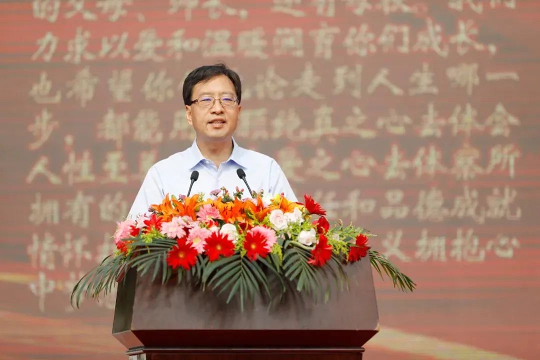 向学生颁发毕业证书魏华中校长和潘兆中副校长沉甸甸,金灿灿的毕业