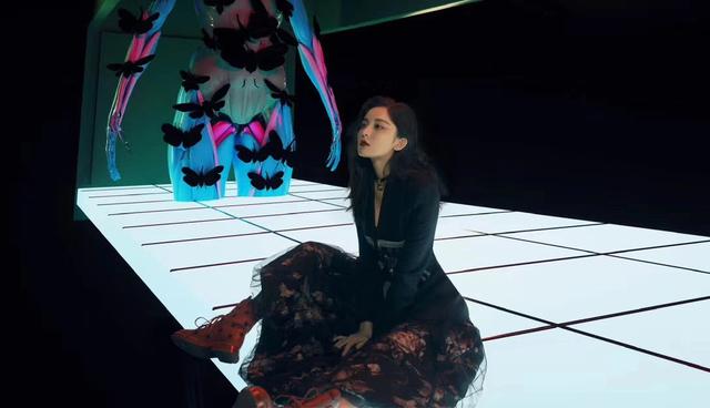 娜扎登《男人装》,穿黄色短裙秀白嫩肌肤,被自己抱着展另类性感