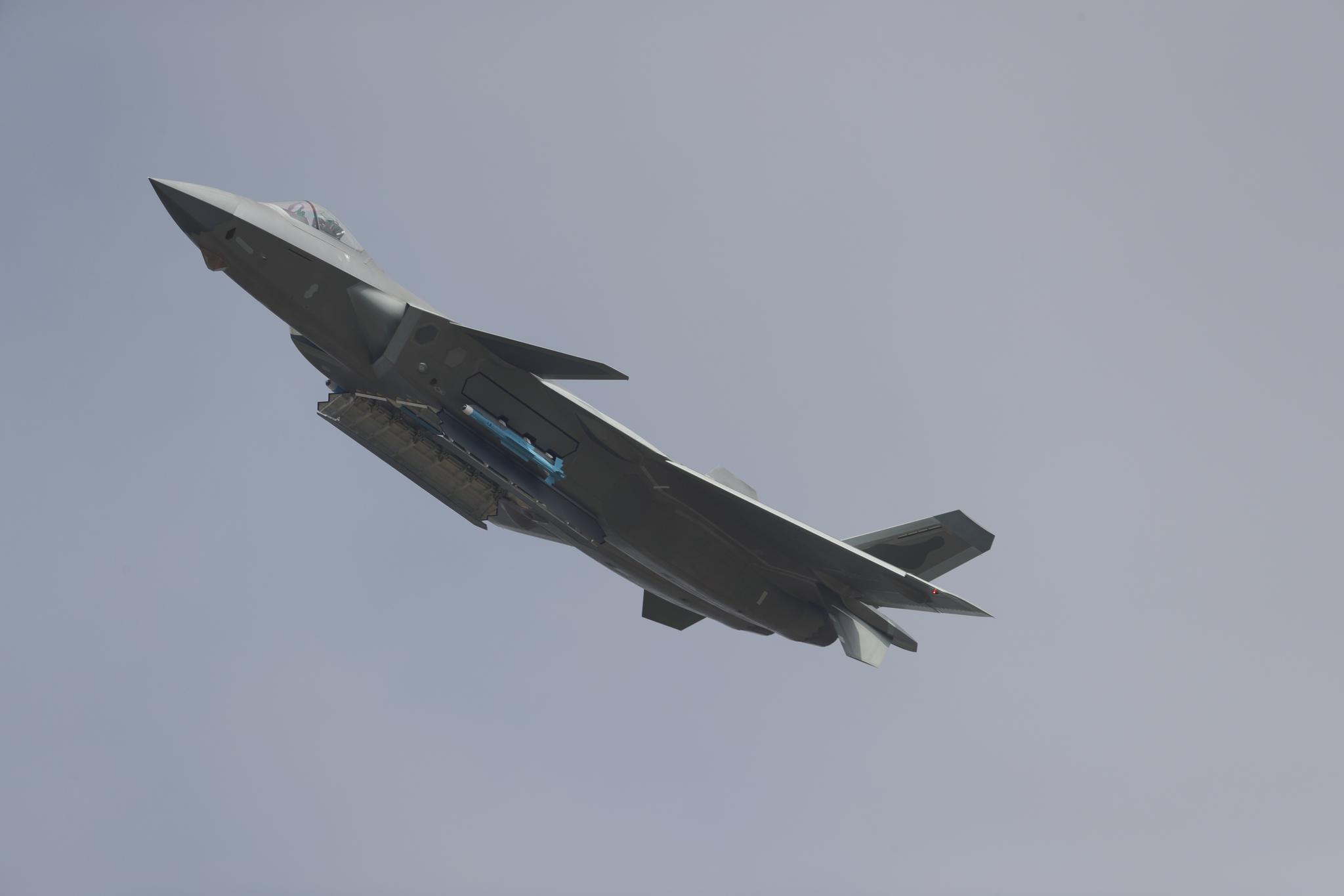 歼20战机导弹打光了也用不着航炮,因为我们更自信!