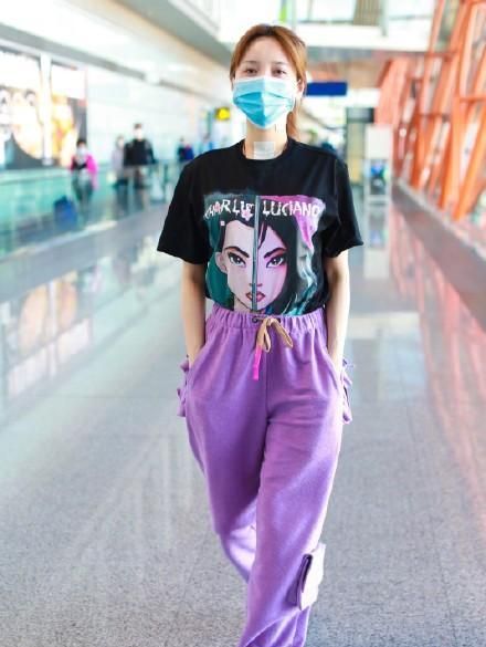 被金莎给美到了,穿黑色印花图案配紫色休闲裤清爽时髦