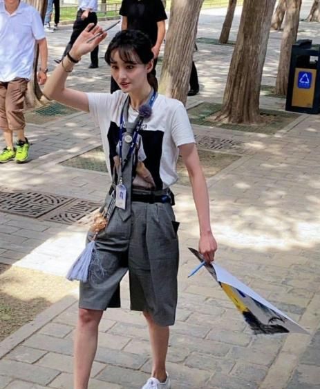 郑爽近照曝光,瘦到太夸张,腿细脸尖几乎认不出来